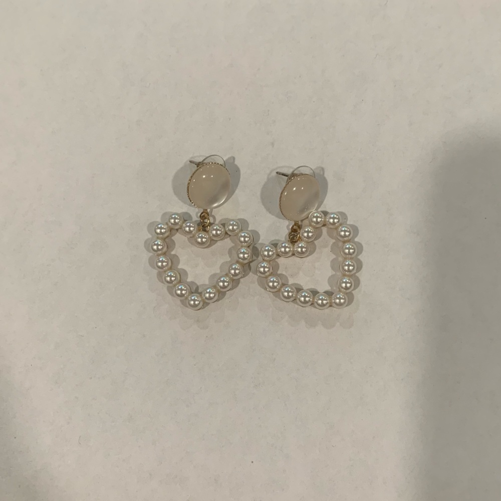 Pearl heart earring (faux pearls)
